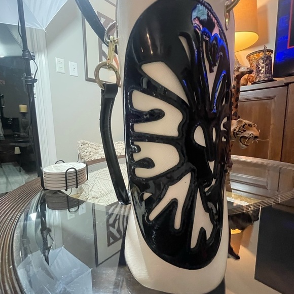 Anne Klein Black and Cream leather Structured Shoulder Bag Sleek Lux Pre-owned​​ - Picture 4 of 13